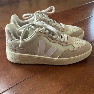 BRAND NEW VEJA V90 Sneakers Size 38
